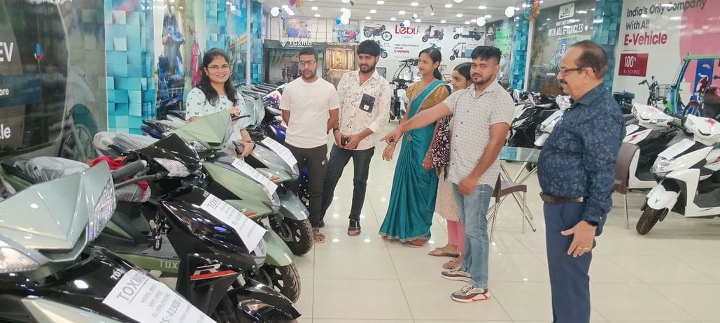 फोटो संख्या:60- धनतेरस पर्व पर सजी इलेक्ट्रोनिक्स की दुकान--संवाद