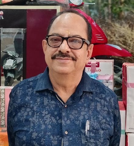 फोटो संख्या:60- धनतेरस पर्व पर सजी इलेक्ट्रोनिक्स की दुकान--संवाद