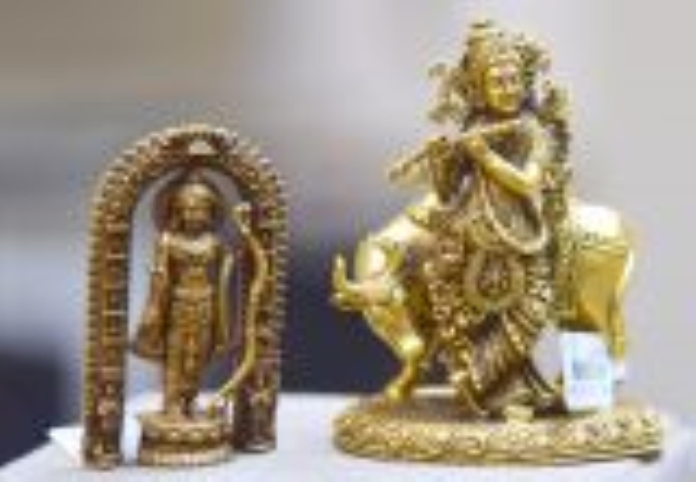 गोमतीनगर स्थित सराफा दुकान में सोने की मूर्तियां।