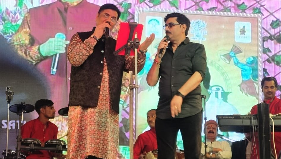 गीत पेश करती गायिका शैलजा कुशवाहा। संवाद गीत पेश करती गायिका शैलजा कुशवाहा। संवाद