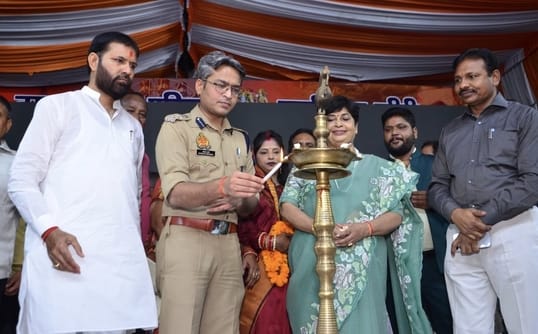 गीत पेश करती गायिका शैलजा कुशवाहा। संवाद गीत पेश करती गायिका शैलजा कुशवाहा। संवाद