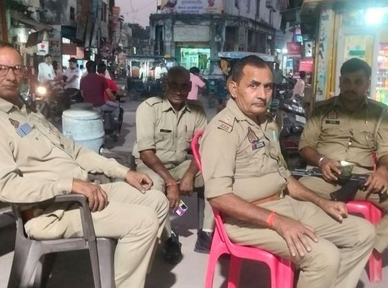 गांधी ग्राउंड के पास लगे बैरियर पर तैनात पुलिस कर्मी। संवाद गांधी ग्राउंड के पास लगे बैरियर पर तैनात पुलिस कर्मी। संवाद