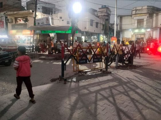 गांधी ग्राउंड के पास लगे बैरियर पर तैनात पुलिस कर्मी। संवाद गांधी ग्राउंड के पास लगे बैरियर पर तैनात पुलिस कर्मी। संवाद