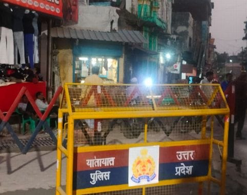 गांधी ग्राउंड के पास लगे बैरियर पर तैनात पुलिस कर्मी। संवाद गांधी ग्राउंड के पास लगे बैरियर पर तैनात पुलिस कर्मी। संवाद