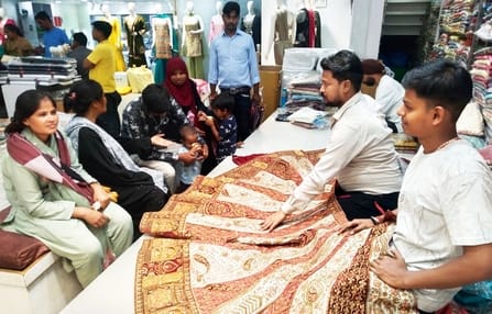 घंटाघर स्थित दुकान से बर्तनों की खरीदारी करते लोग। संवाद घंटाघर स्थित दुकान से बर्तनों की खरीदारी करते लोग। संवाद