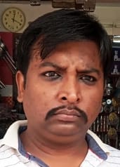 घंटाघर स्थित दुकान से बर्तनों की खरीदारी करते लोग। संवाद घंटाघर स्थित दुकान से बर्तनों की खरीदारी करते लोग। संवाद