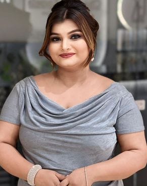 घंटाघर स्थित दुकान से बर्तनों की खरीदारी करते लोग। संवाद घंटाघर स्थित दुकान से बर्तनों की खरीदारी करते लोग। संवाद