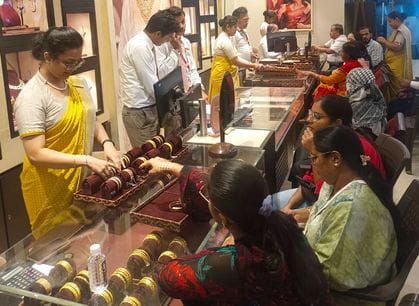 घंटाघर स्थित दुकान से बर्तनों की खरीदारी करते लोग। संवाद घंटाघर स्थित दुकान से बर्तनों की खरीदारी करते लोग। संवाद