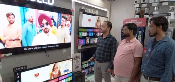 घंटाघर स्थित दुकान से बर्तनों की खरीदारी करते लोग। संवाद घंटाघर स्थित दुकान से बर्तनों की खरीदारी करते लोग। संवाद
