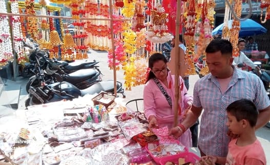 घंटाघर स्थित दुकान से बर्तनों की खरीदारी करते लोग। संवाद घंटाघर स्थित दुकान से बर्तनों की खरीदारी करते लोग। संवाद
