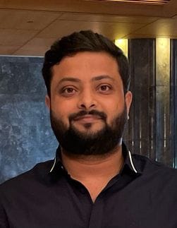 घंटाघर स्थित दुकान से बर्तनों की खरीदारी करते लोग। संवाद घंटाघर स्थित दुकान से बर्तनों की खरीदारी करते लोग। संवाद