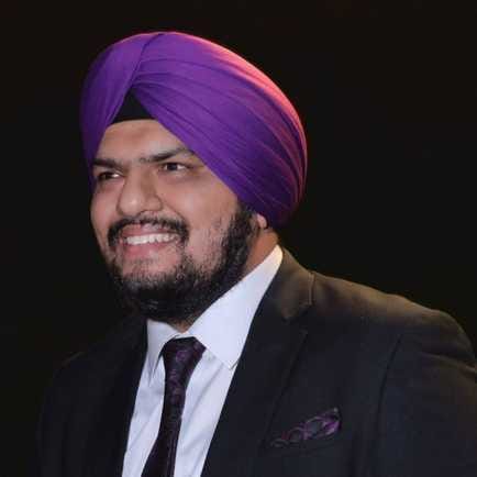 घंटाघर स्थित दुकान से बर्तनों की खरीदारी करते लोग। संवाद घंटाघर स्थित दुकान से बर्तनों की खरीदारी करते लोग। संवाद