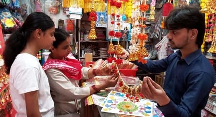 घंटाघर स्थित दुकान से बर्तनों की खरीदारी करते लोग। संवाद घंटाघर स्थित दुकान से बर्तनों की खरीदारी करते लोग। संवाद