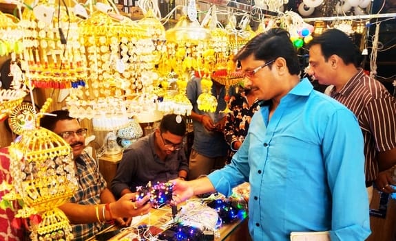 घंटाघर स्थित दुकान से बर्तनों की खरीदारी करते लोग। संवाद घंटाघर स्थित दुकान से बर्तनों की खरीदारी करते लोग। संवाद