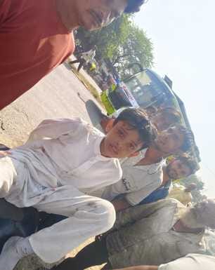 घटना स्थल पर मौजूद लोगों की भीड़,घटना स्थल पर पड़ी मोपेड,घायल बालक घटना स्थल पर मौजूद लोगों की भीड़,घटना स्थल पर पड़ी मोपेड,घायल बालक