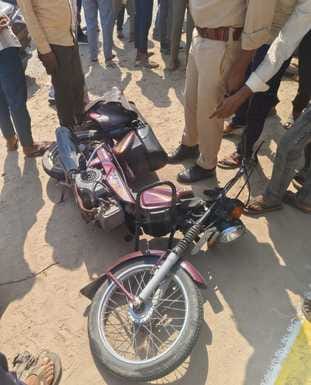 घटना स्थल पर मौजूद लोगों की भीड़,घटना स्थल पर पड़ी मोपेड,घायल बालक घटना स्थल पर मौजूद लोगों की भीड़,घटना स्थल पर पड़ी मोपेड,घायल बालक