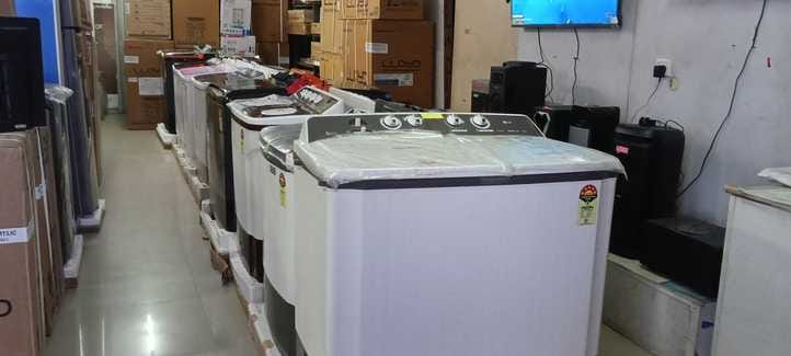 हमीरपुर में धनतेरस पर बेचने के लिए दुकान के बाहर सजाए गए झाड़ू । संवाद हमीरपुर में धनतेरस पर बेचने के लिए दुकान के बाहर सजाए गए झाड़ू । संवाद