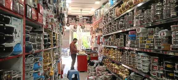 हमीरपुर में धनतेरस पर बेचने के लिए दुकान के बाहर सजाए गए झाड़ू । संवाद हमीरपुर में धनतेरस पर बेचने के लिए दुकान के बाहर सजाए गए झाड़ू । संवाद