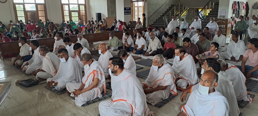 जैन स्थानक में प्रवचन सुनते श्रावक। संवाद जैन स्थानक में प्रवचन सुनते श्रावक। संवाद