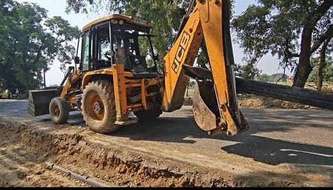 ज्ञानपुर के पटेल नगर में सड़क चौड़ी करण से टूटी पेयजल पाईप। संवाद ज्ञानपुर के पटेल नगर में सड़क चौड़ी करण से टूटी पेयजल पाईप। संवाद