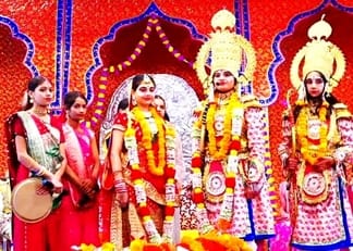 जैतीपुर के गढ़िया रंगीन शिव मंदिर पर आयोजित भागवत कथा में मौजूद भक्त। संवाद जैतीपुर के गढ़िया रंगीन शिव मंदिर पर आयोजित भागवत कथा में मौजूद भक्त। संवाद