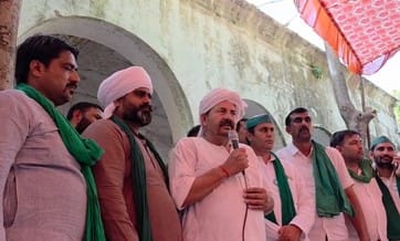 कलक्ट्रेट में धरने को संबोधित करते भाकियू अध्यक्ष चौधरी नरेश टिकैत : संवाद
