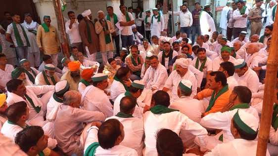 कलक्ट्रेट में धरने को संबोधित करते भाकियू अध्यक्ष चौधरी नरेश टिकैत : संवाद