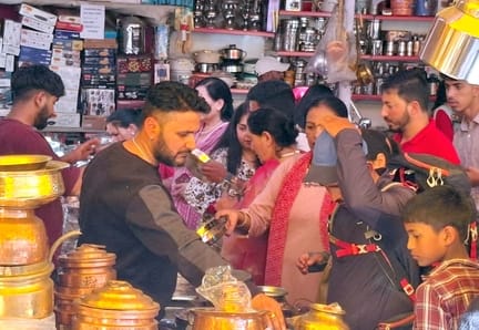 कुल्लू में धनतेरस के मौके पर वर्तन की दुकानों में खरीदारी करते लोग।-संवाद कुल्लू में धनतेरस के मौके पर वर्तन की दुकानों में खरीदारी करते लोग।-संवाद