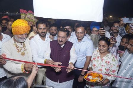कुरुक्षेत्र। केशव पार्क में आयोजित स्वदेशी सांझा बाजार कार्यक्रम का रिबन काट कर शुभारंभ करते पू