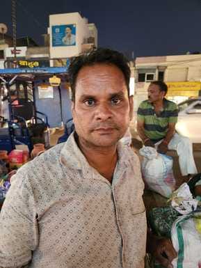 कुरुक्षेत्र। नप टीम कार्रवाई  करते हुए व दुकानदार अपना सामान समेटते हुए। संवाद