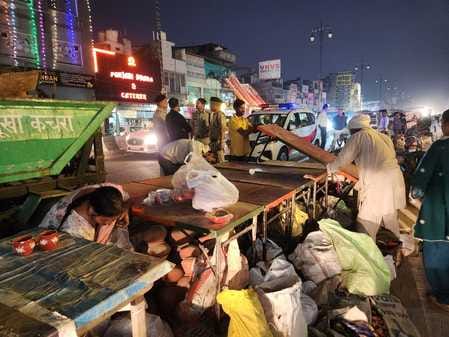 कुरुक्षेत्र। नप टीम कार्रवाई  करते हुए व दुकानदार अपना सामान समेटते हुए। संवाद