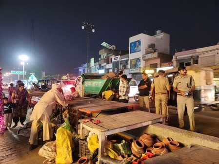 कुरुक्षेत्र। नप टीम कार्रवाई  करते हुए व दुकानदार अपना सामान समेटते हुए। संवाद