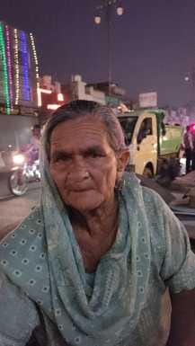 कुरुक्षेत्र। नप टीम कार्रवाई  करते हुए व दुकानदार अपना सामान समेटते हुए। संवाद