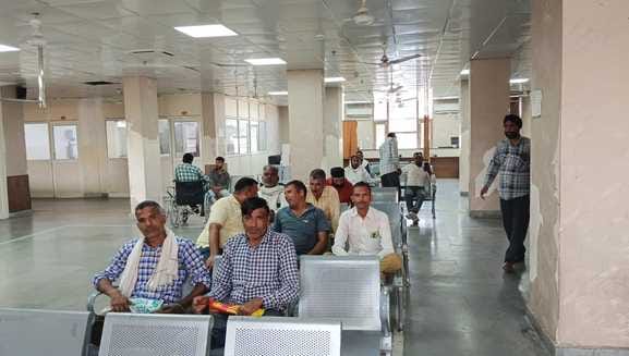 कुरुक्षेत्र। धनतेरस पर झाड़ू की खरीदारी करते लोग। संवाद
