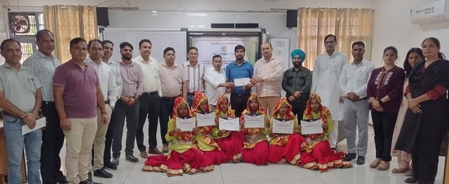 कुरुक्षेत्र। विजेताओं को सम्मानित करते आयोजक व अतिथि। स्वयं कुरुक्षेत्र। विजेताओं को सम्मानित करते आयोजक व अतिथि। स्वयं