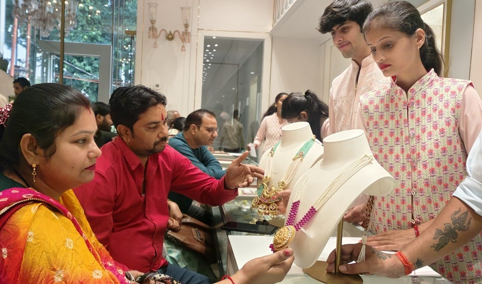 खीरी रोड पर सजी बाजार से लक्ष्मी गणेश की मूर्तियां खरीदती महिलाएं। संवाद
