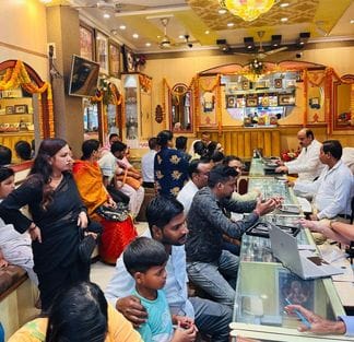 खीरी रोड पर सजी बाजार से लक्ष्मी गणेश की मूर्तियां खरीदती महिलाएं। संवाद