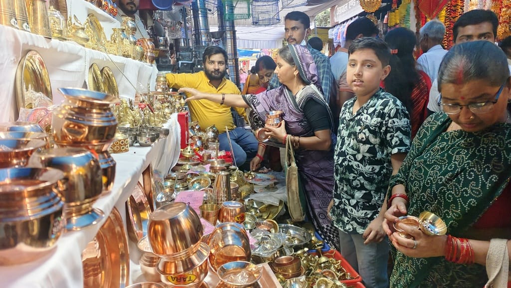 खीरी रोड पर सजी बाजार से लक्ष्मी गणेश की मूर्तियां खरीदती महिलाएं। संवाद