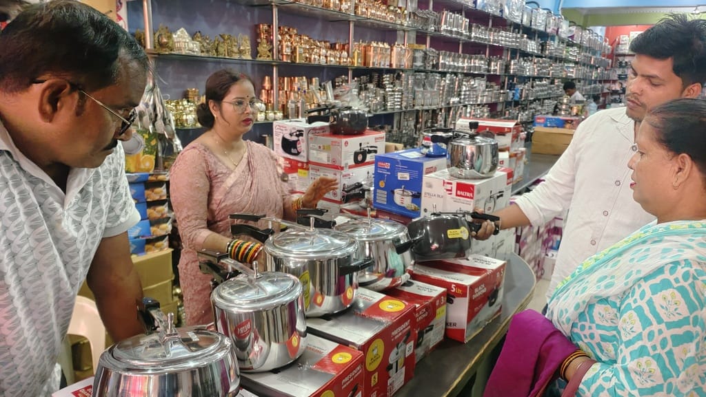 खीरी रोड पर सजी बाजार से लक्ष्मी गणेश की मूर्तियां खरीदती महिलाएं। संवाद
