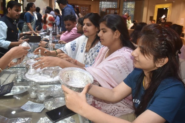खुर्जा में धनतेरस के अवसर पर बर्तनों की खरीदारी करते लोग । संवाद