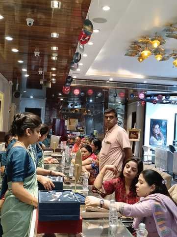 खुर्जा में धनतेरस के अवसर पर बर्तनों की खरीदारी करते लोग । संवाद