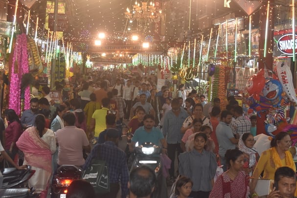 खुर्जा में धनतेरस के अवसर पर बर्तनों की खरीदारी करते लोग । संवाद