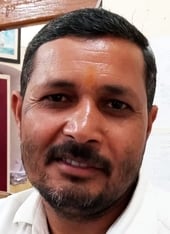 खिरनीबाग स्थित रजिस्ट्री कार्यालय में बैनामा कराने के लिए खड़े लोग। संवाद