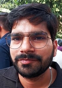 खिरनीबाग स्थित रजिस्ट्री कार्यालय में बैनामा कराने के लिए खड़े लोग। संवाद