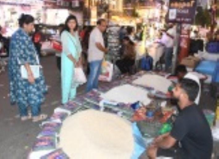 लाई, चूरा व गट्टा की खरीदारी करते लोग।