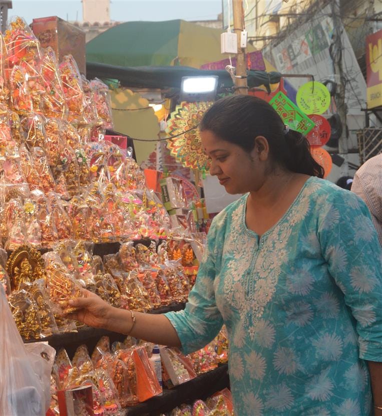 लोकप्रिय रोड के समीप चाैराहे पर लगे जाम में फंसे वाहन चालक। ....... संवाद .... कादिर खान