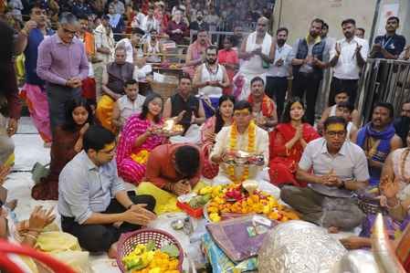 महाकाल मंदिर में पूजन करते अधिकारी
