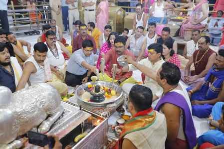 महाकाल मंदिर में पूजन करते अधिकारी
