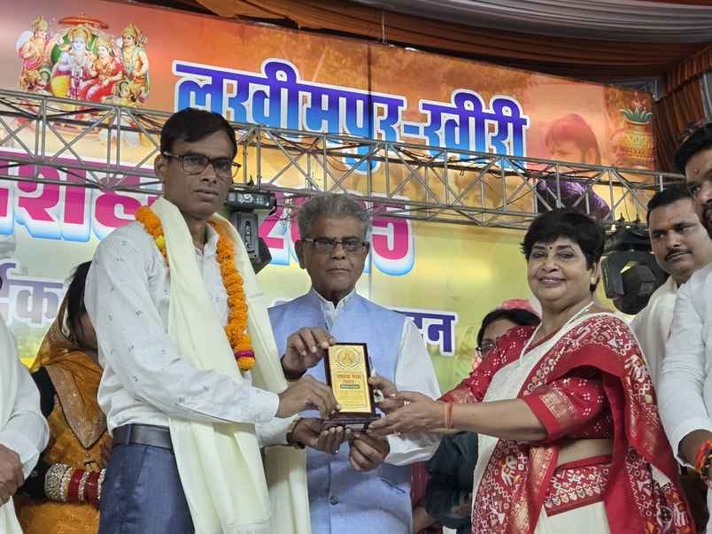 मेले में काव्य पाठ करते कवि। संवाद मेले में काव्य पाठ करते कवि। संवाद