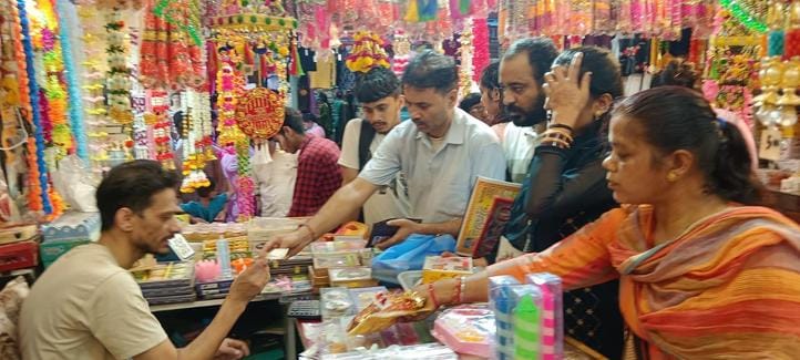 नाहन में एक ज्वेलर्स की दुकान में धनतेरस पर खरीदारी करते ग्राहक। संवाद
